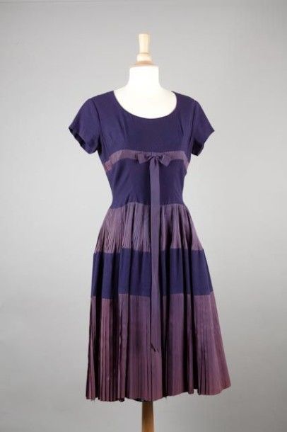 Jean PATOU haute couture n°132 circa 1956/1957 Robe en lainage bleu violet, encolure...