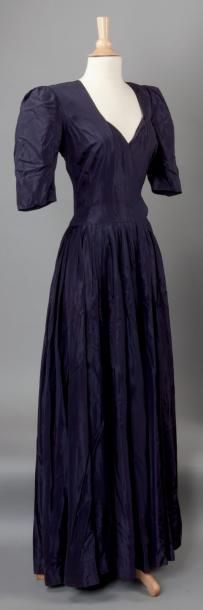 Jeanne LANVIN Haute Couture Circa 1940 N°15842 Robe du soir en taffetas marine, buste...