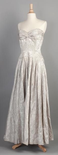 Jeanne LANVIN Haute Couture Été 1948 Robe du soir en damassé beige à motifs abstraits,...