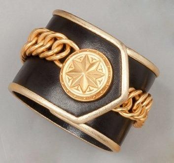 Christian DIOR Boutique Bracelet manchette en cuir noir et métallisé or fermant par...