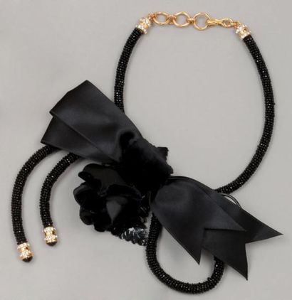 Christian DIOR Boutique Collier composé de petits boudins de perles de verre noire...
