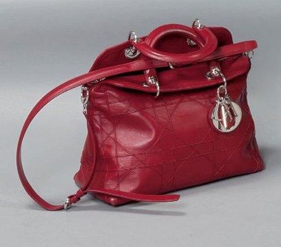 CHRISTIAN DIOR Sac "Granville" en cuir bordeaux effet de surpiqûres, fermeture Éclair,...