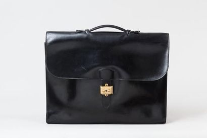 HERMES Paris commande spéciale Sac à dépêches à trois soufflets en cuir noir, fermoir...