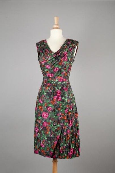 Jacques FATH circa 1950 (attribué à) Robe de cocktail en soie imprimée à motif florale...