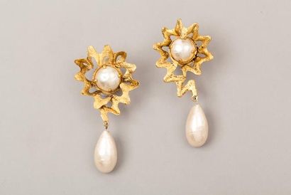 ANONYME Pendant d'oreilles figurant une demi- perle blanche entourée d'un ruban de...