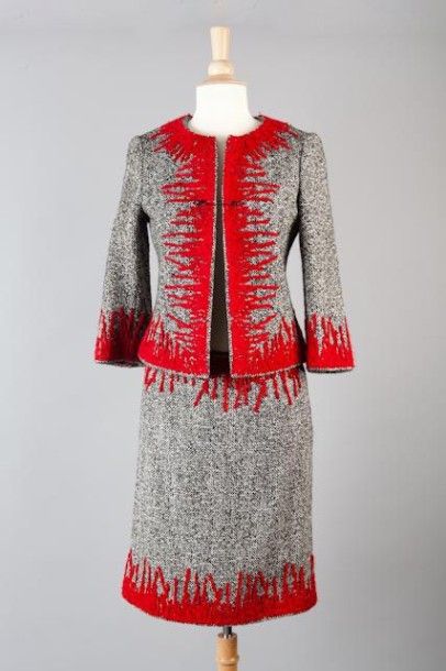 MOSCHINO Ensemble en tweed chiné noir et blanc, veste col rond brodé de laine rouge...