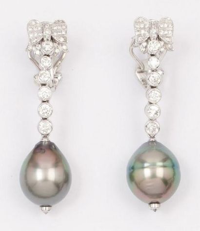 REPOSSI Paire de pendants d'oreilles en or gris: un motif «noeud» serti de diamants...