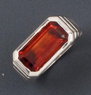 REPOSSI Bague en or gris à godrons ornée d'une citrine madère. Signée Repossi. P....