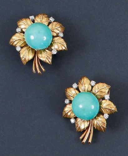 null Paire de clips d'oreilles «Fleur» en or jaune ornés d'un cabochon de turquoise...