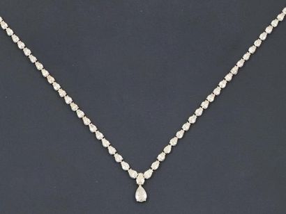 Collier Rivière en or gris orné de 64 diamants...
