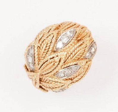 null Bague boule en or jaune à décor feuillagé sertie de diamants. P. 9g