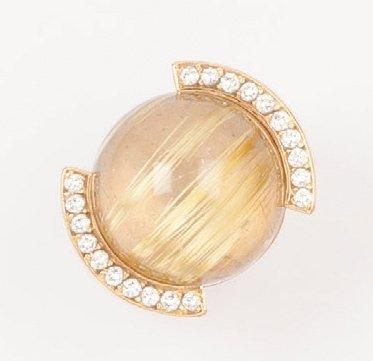 CARTIER Bague en or jaune ornée d'un cabochon d'agate arborisé bordé de deux motifs...