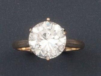 null Bague solitaire en or gris ornée d'un diamant taillé en brillant. Poids du diamant:...