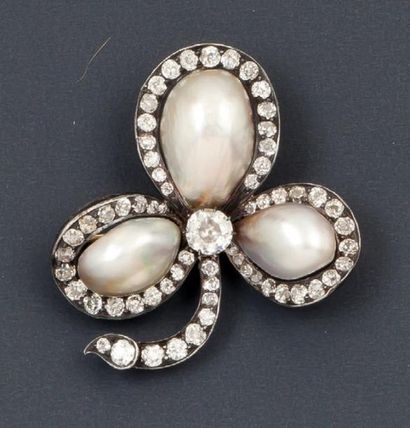 null Broche «Trèfle» en or jaune et argent entièrement sertie de diamants ornée de...