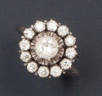 null Bague en or gris ornée d'un diamant taillé en brillant dans un entourage de...