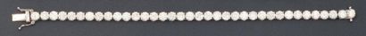 Bracelet en or gris orné de 36 diamants taillés...