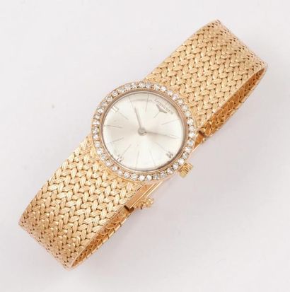 LONGINES Bracelet montre de dame en or jaune, la lunette sertie de diamants. Mouvement...