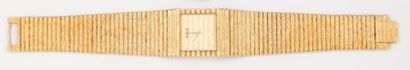 PIAGET POLO N° 462950 vers 1970. Bracelet montre en or, boîtier rectangulaire, couronne...