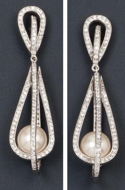 null Paire de pendants d'oreilles en or gris entièrement sertis de diamants soutenant...