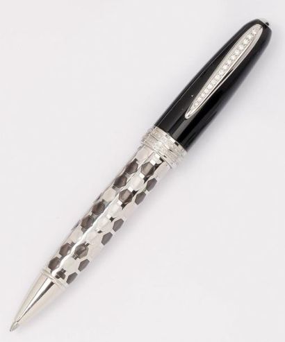 null Stylo à bille en argent. Le capuchon serti d'une ligne de diamants. P. 43,3...