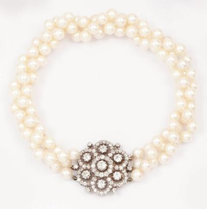  Collier de trois rangs de perles de culture japonaises Akoia, orné d'un motif central...