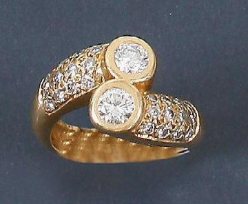 null Bague croisée en or jaune ornée de deux diamants taillés en brillant épaulés...