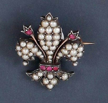 null Broche «Fleur de Lys» en or jaune et argent entièrement sertie de perles et...