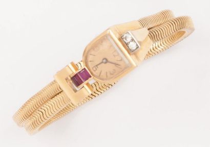  Bracelet-montre «Cadenas» en or jaune, cadran or, les attaches serties de rubis...