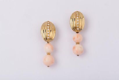 null Paire de boucles d'oreilles en or jaune godronné ornées chacune d'une ligne...