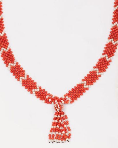 null Collier «Cravate» de perles de corail rouges et blanches se terminant par un...