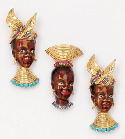 Trois broches «Tête d'africaine» en or jaune...