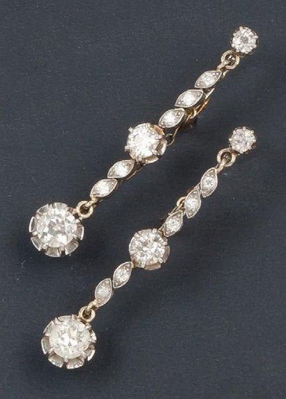 null Paire de pendants d'oreilles en or gris ornés chacun de diamants taillés en...