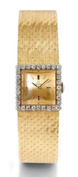 OMEGA N°650908 vers 1950 Montre bracelet de dame carrée en or. Lunette sertie diamants....