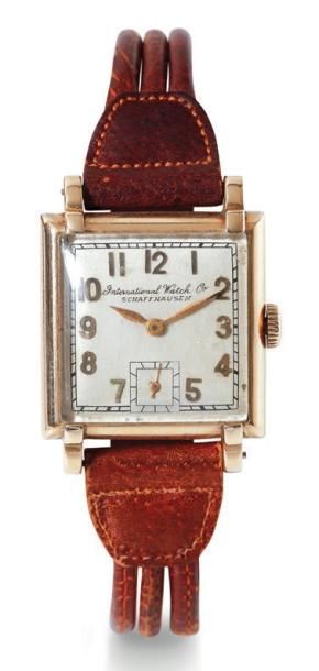 IWC N° 70549 vers 1940 Belle montre bracelet carrée en or. Cadran argent avec chiffres...