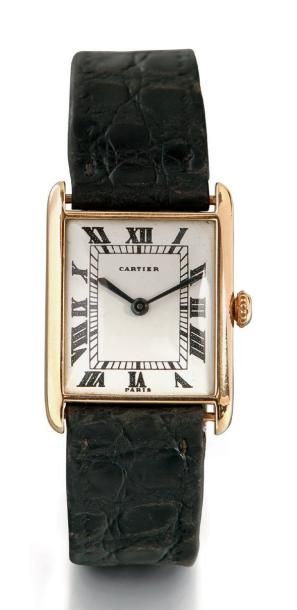 CARTIER TANK N° 11629/22174 vers 1950 Montre bracelet en or. Boîtier rectangle, couronne...