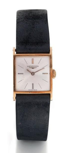 BAUME & MERCIER N°339375/380952 vers 1970 Montre bracelet carrée de dame en or. Cadran...