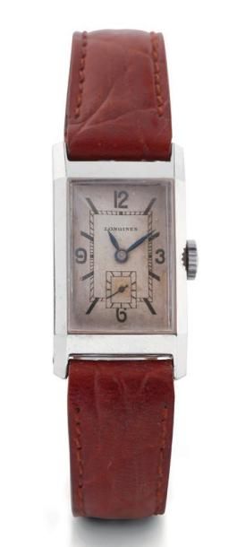 LONGINES Vers 1930 Montre bracelet en acier. Boîtier rectangle. Cadran crème avec...