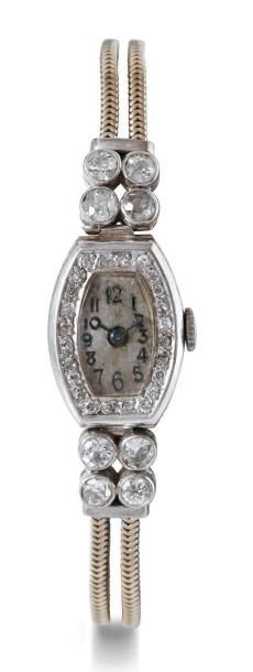 ANONYME N° 1682 vers 1920 Montre bracelet de dame en platine. Boîtier tonneau, lunette...