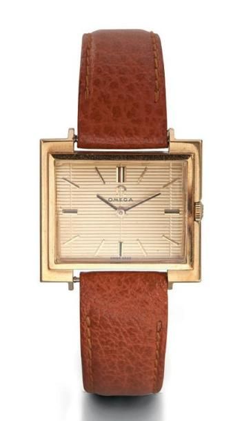 OMEGA N°1425261 vers 1970 Montre bracelet rectangularire en or. Cadran or guilloché...