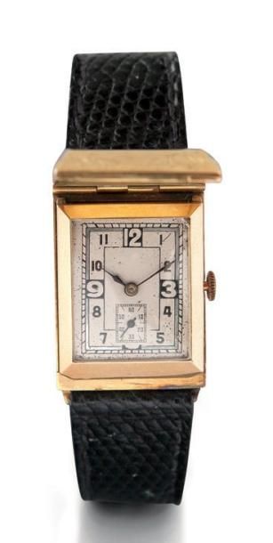 ANONYME CAPOT N° 1938 vers 1930 Montre bracelet rectangulaire à capot. Cadran argent...