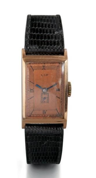LIP T18 Vers 1930 Montre bracelet rectangulaire en or. Cadran cuivre avec petite...