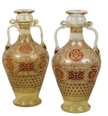 LOBMEYR, attribué à Paire de petits vases en verre ambré munis de deux petites anses,...