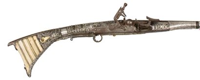 null Fusil, mukhala, de type Sous, à platine à silex. La monture est ornée d'entrelacs...