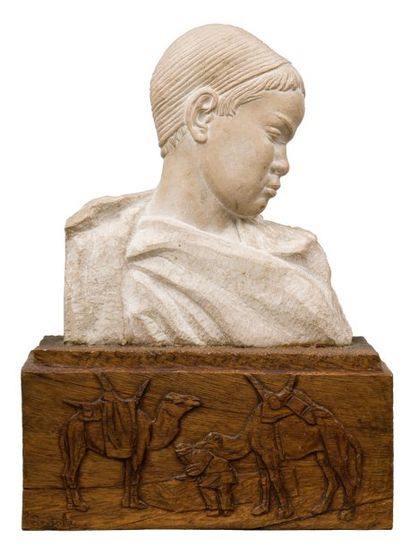 J.BERTOLA (XXème siècle) Profil d'un jeune garçon. Sculpture en pierre taillée, signée...