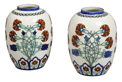 null Deux vases en faïence fine à décor de bouquets d'oeillets et de tulipes dans...