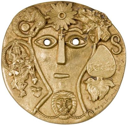 Roger BEZOMBES (1913- 1994) Médaille en bronze représentant un masque à décor de...