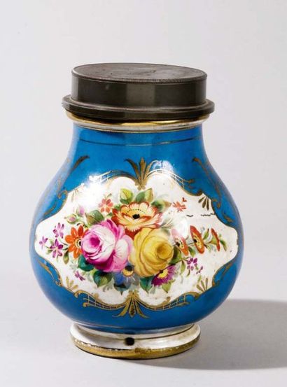 null POT A TABAC de forme pansue en porcelaine à fond bleu et or décoré de fleurs...