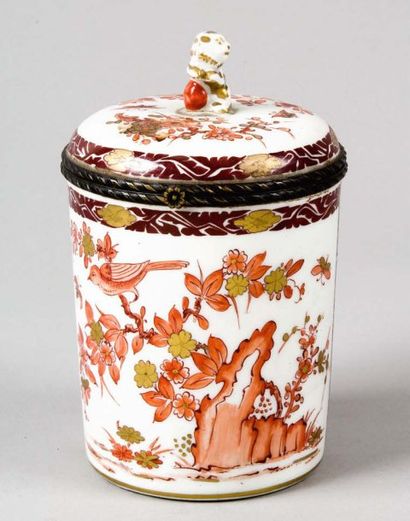 null GENRE DE CHANTILLY POT COUVERT en porcelaine à décor rouge de fer et or d'oiseaux,...