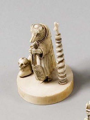 null STATUETTE en ivoire représentant un renard habillé en moine tenant un chapelet,...