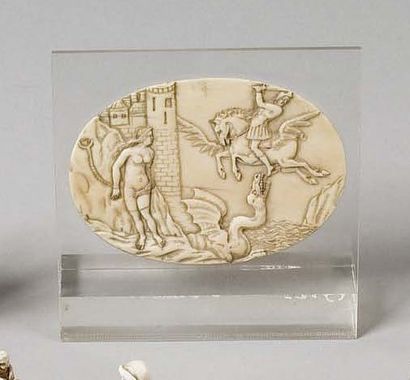 null MEDAILLON ovale en ivoire sculpté en bas relief représentant Persée délivrant...